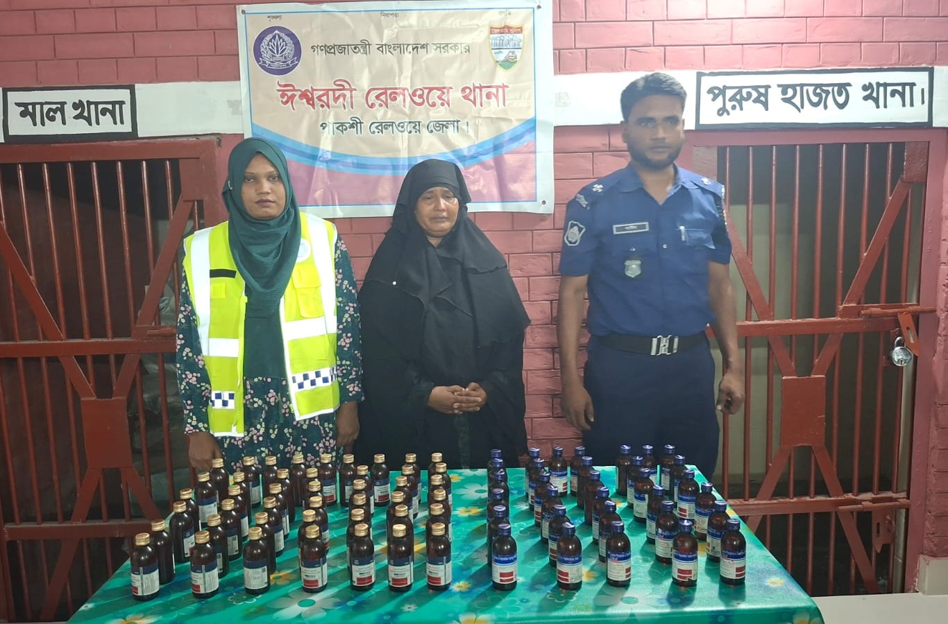 ঈশ্বরদীতে চিত্রা এক্সপ্রেসে ট্রেনে অভিযান চালিয়ে  ৭৬ বোতল কোডিন সিরাপসহ নারী গ্রেফতার