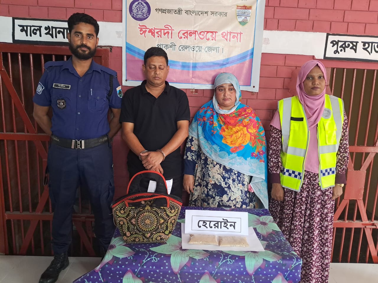 ঈশ্বরদীতে চলন্ত ট্রেনে ১০ লাখ টাকার হেরোইনসহ দম্পতি গ্রেফতার
