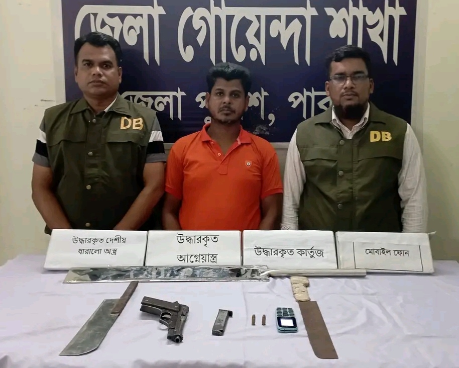 ঈশ্বরদীতে পিস্তল, দেশীয় অস্ত্রসহ খালেক খাঁন হত্যা চেষ্টা মামলার আসামি গ্রেফতার