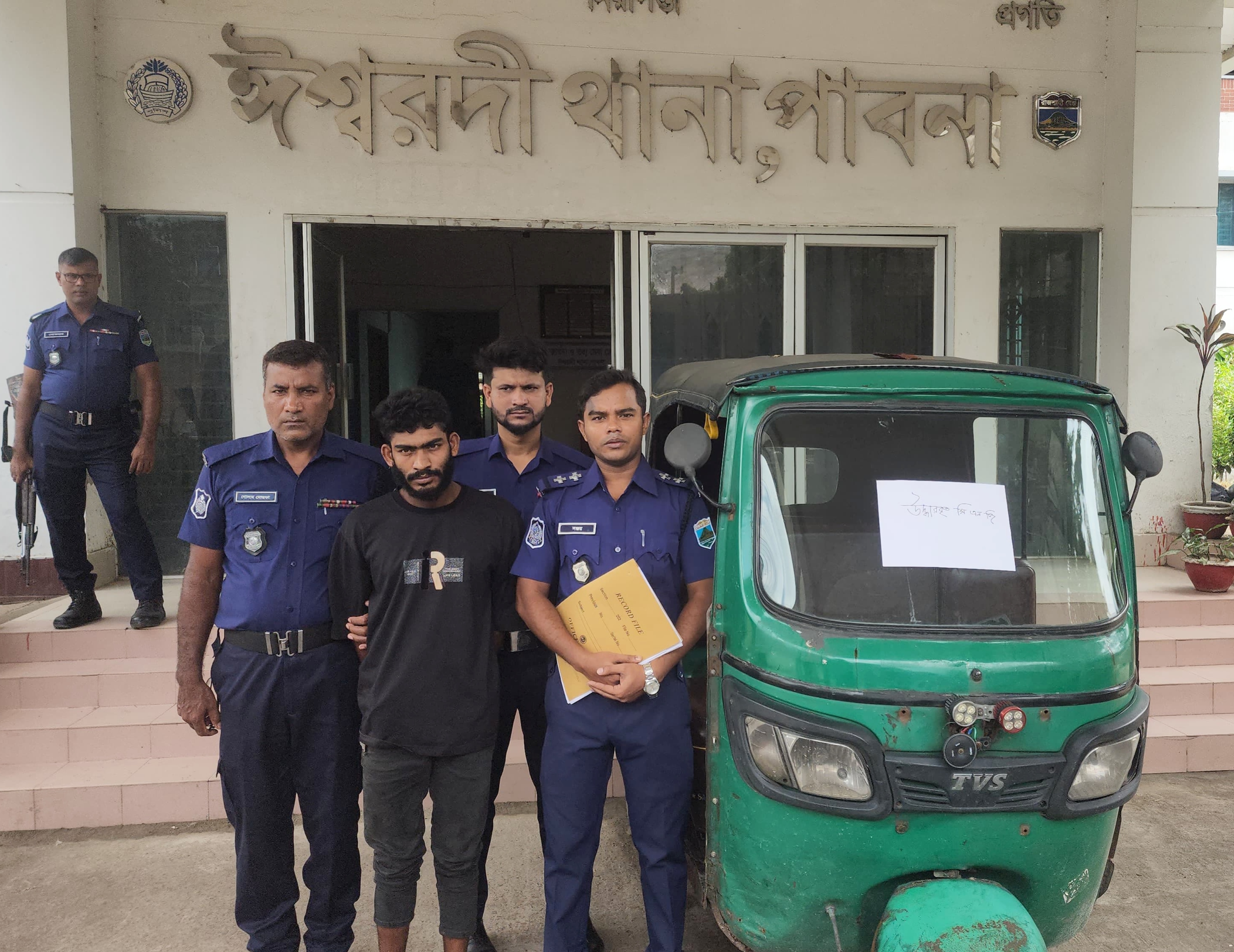 ঈশ্বরদীতে চালককে ছুরিকাঘাত করে সিএনজি ছিনতাই: উদ্ধার, আটক ১