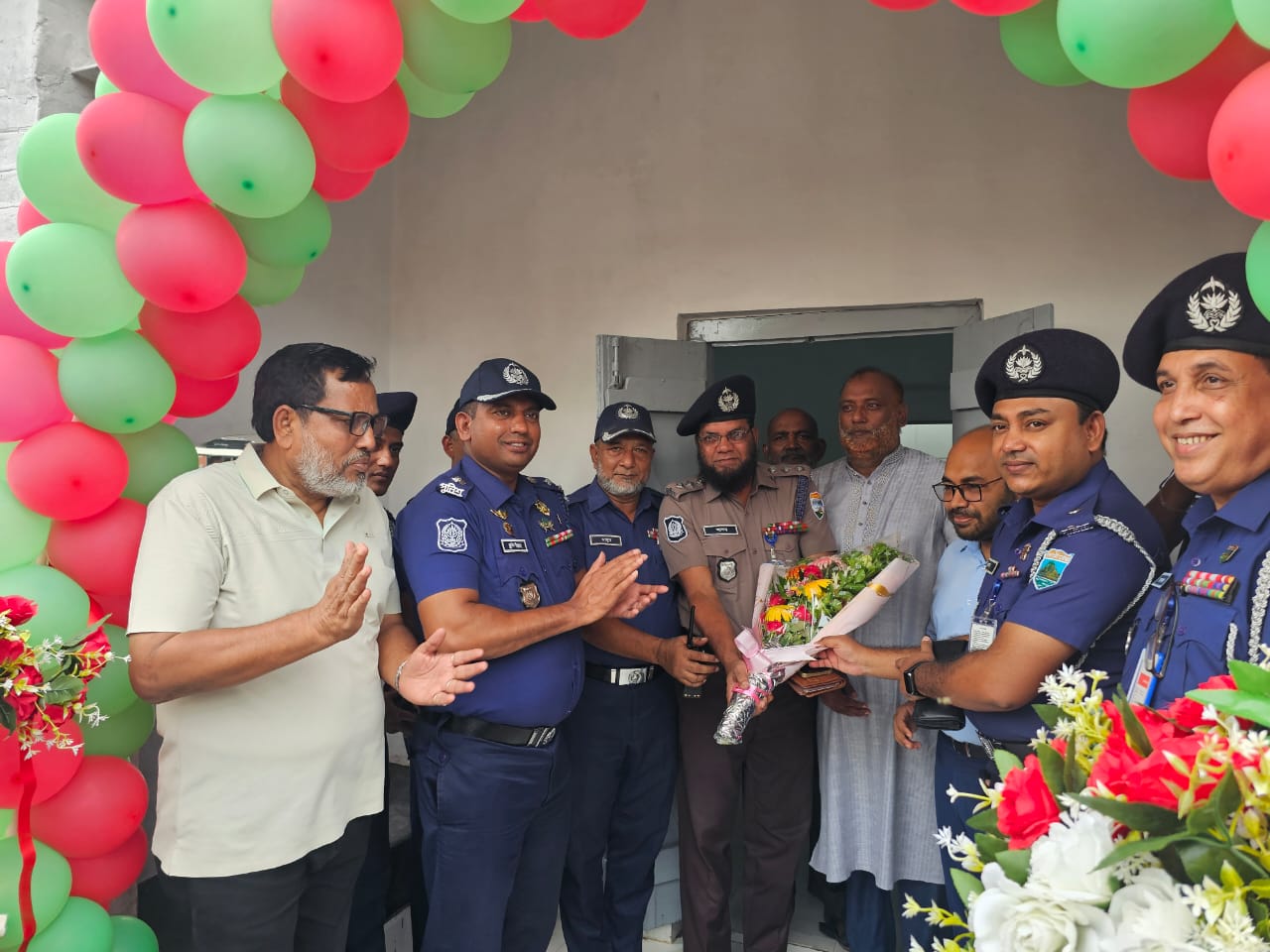 সড়কে শৃঙ্খলা ও জনসেবায় ঈশ্বরদী রেলগেটে নতুন ট্রাফিক পুলিশ বক্স উদ্বোধন
