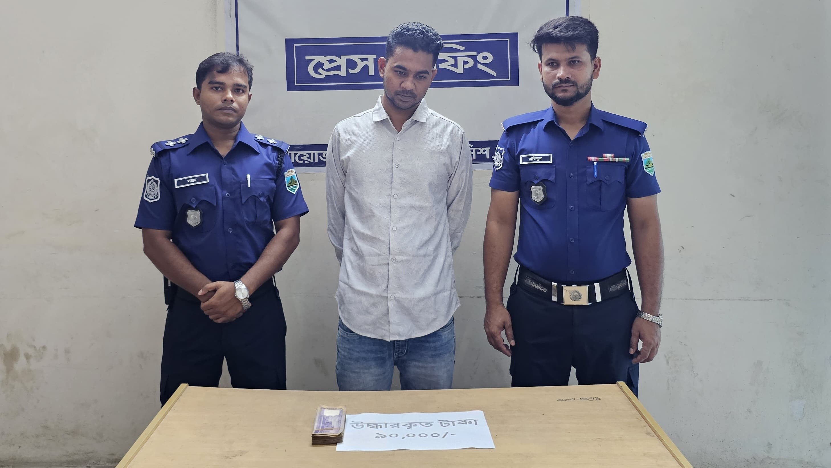 ঈশ্বরদীতে পুলিশ পরিচয়ে টাকা ছিনতাই:গ্রেপ্তার ১, উদ্ধার ৯০ হাজার
