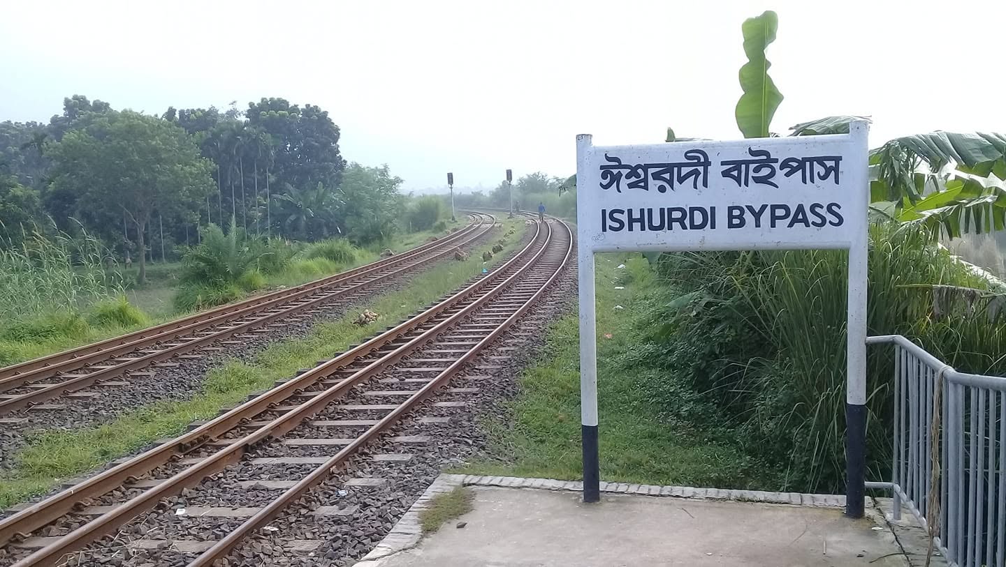 ঈশ্বরদীতে ট্রেনের ছাদ থেকে কিশোরের মরদেহ উদ্ধার