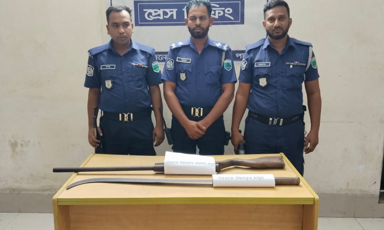ঈশ্বরদীতে পরিত্যক্ত অবস্থায় একনলা বন্দুক ও দেশীয় অস্ত্র উদ্ধার