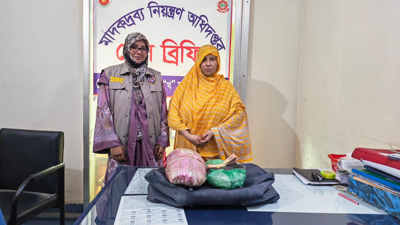 ঈশ্বরদীতে ৪কেজি গাঁজাসহ নারী গ্রেপ্তার,নগদ জব্দ ৩৯ হাজার টাকা