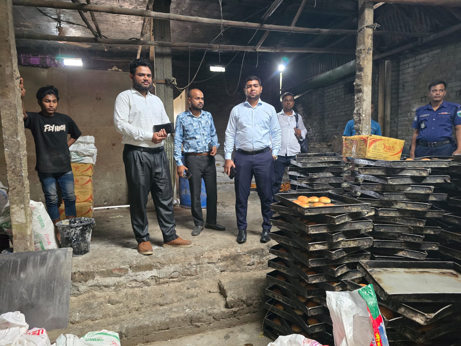 লাইসেন্স নবায়ন না করে অস্বাস্থ্যকর পরিবেশে বেকারি খাদ্য তৈরি, জরিমানা ৩০ হাজার টাকা