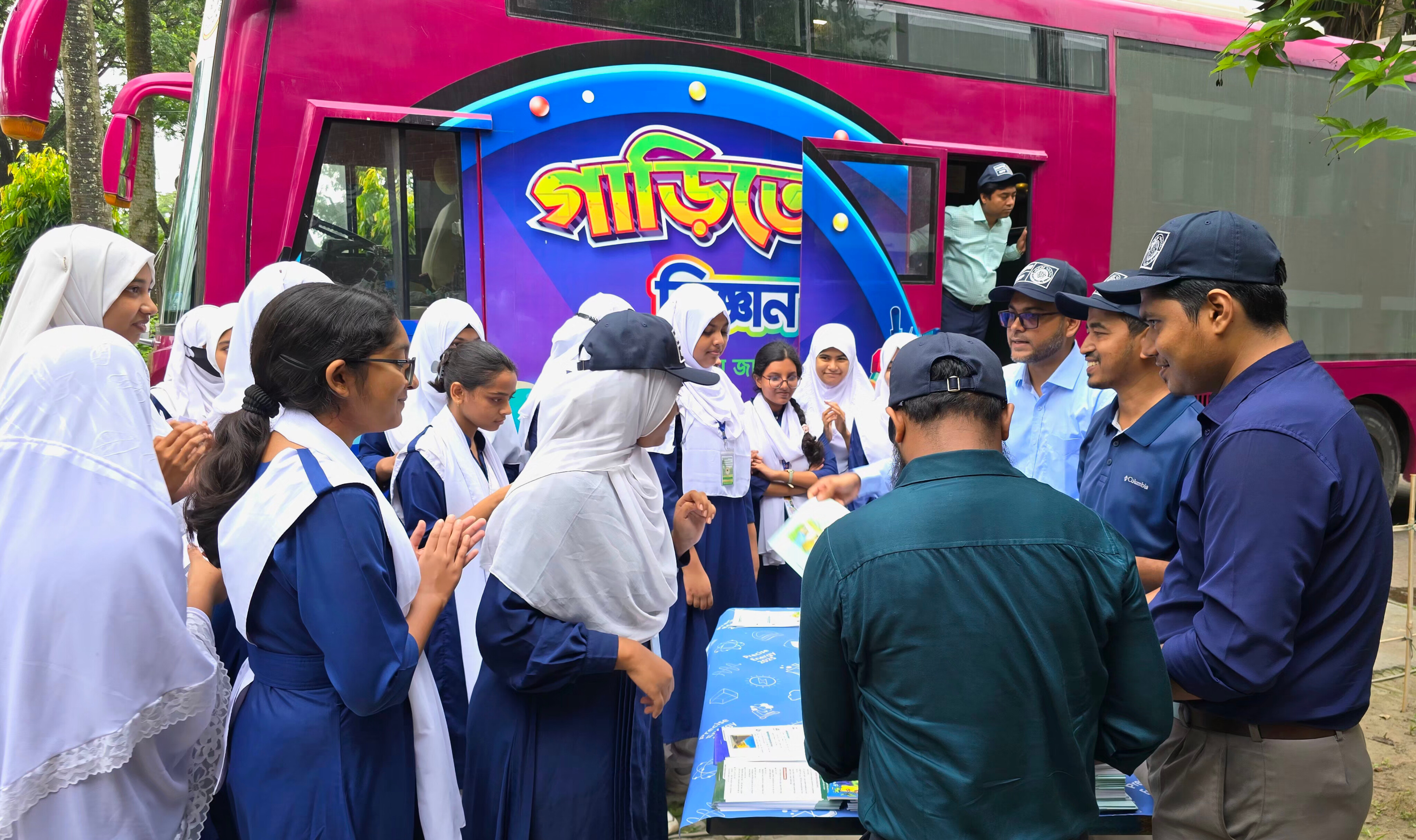 ঈশ্বরদীতে বিজ্ঞান জাদুঘরের ভ্রাম্যমাণ বিজ্ঞান প্রদর্শনী অনুষ্ঠিত