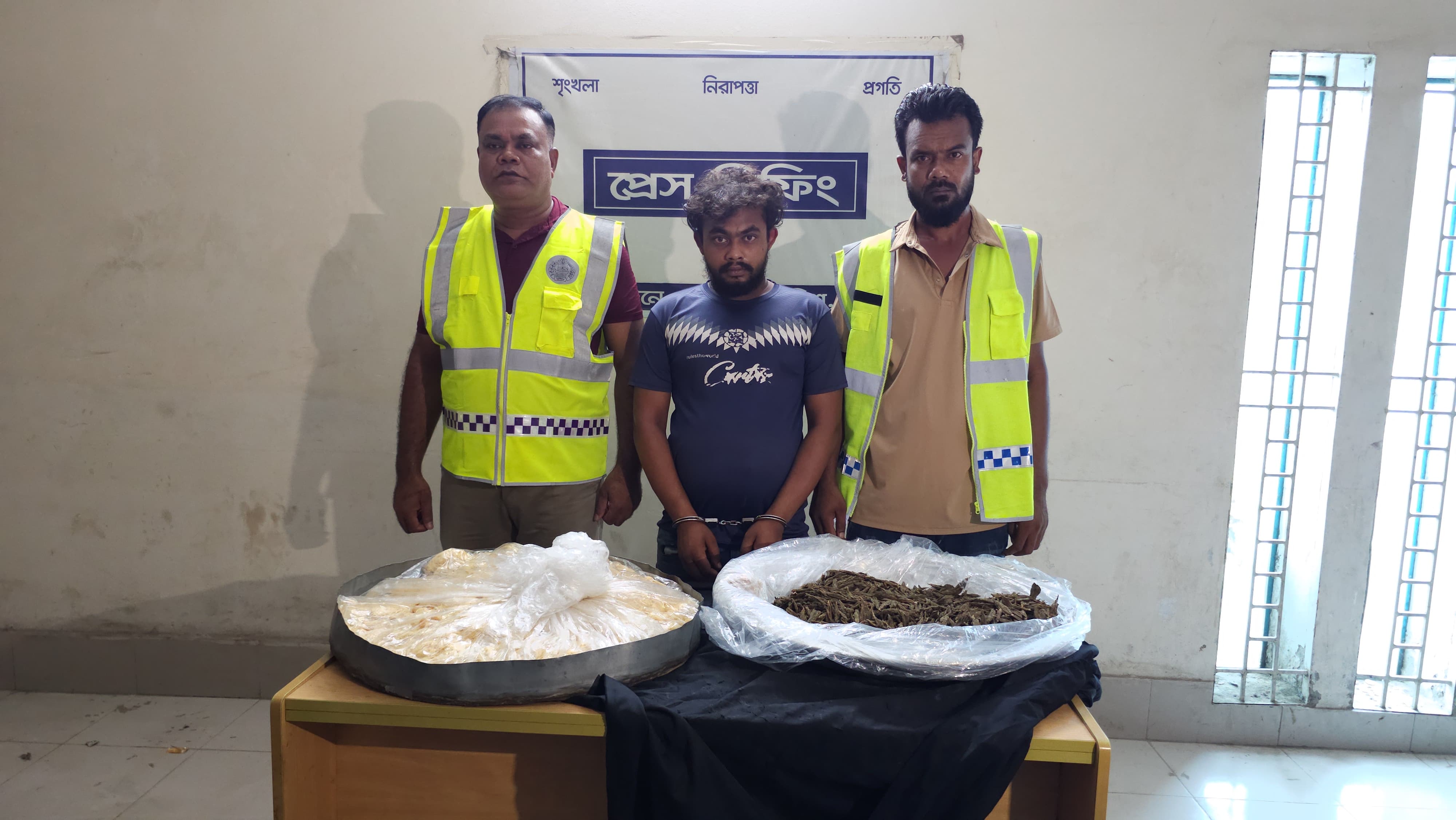 ঈশ্বরদীতে অভিনব কায়দায় শনপাপড়ির ডালায় গাঁজা পরিবহনের সময় যুবক গ্রেপ্তার