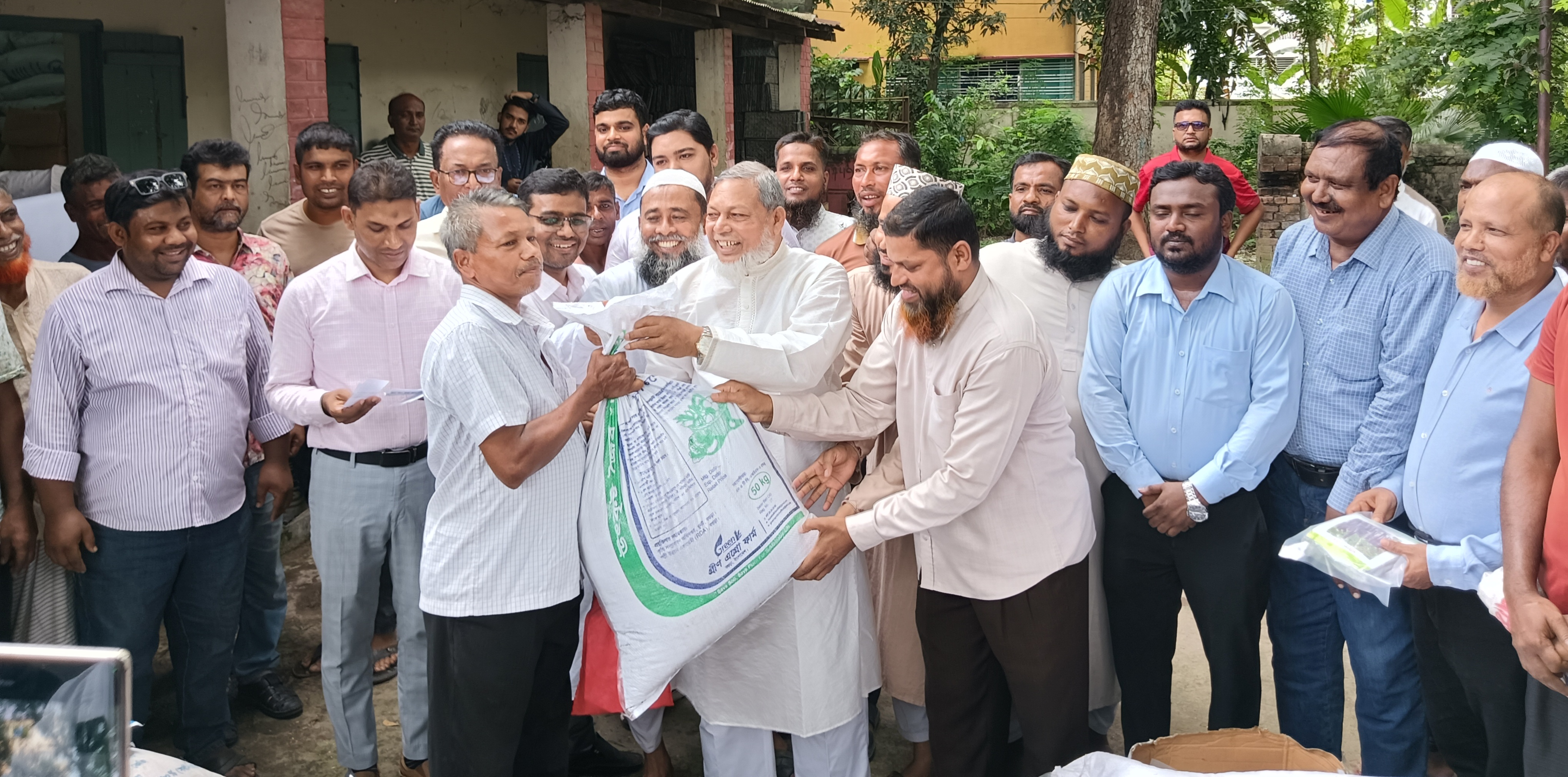 ঈশ্বরদীতে ৩ হাজার ২২০ কৃষকের মাঝে কৃষি প্রণোদনা বিতরণ