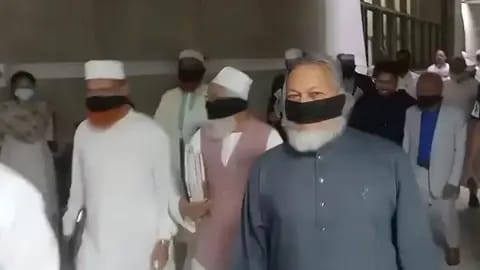 তিন বিল পাস করায় মুখে কালো কাপড় বেঁধে  বিরোধীদলীয় এমপিদের ওয়াকআউট