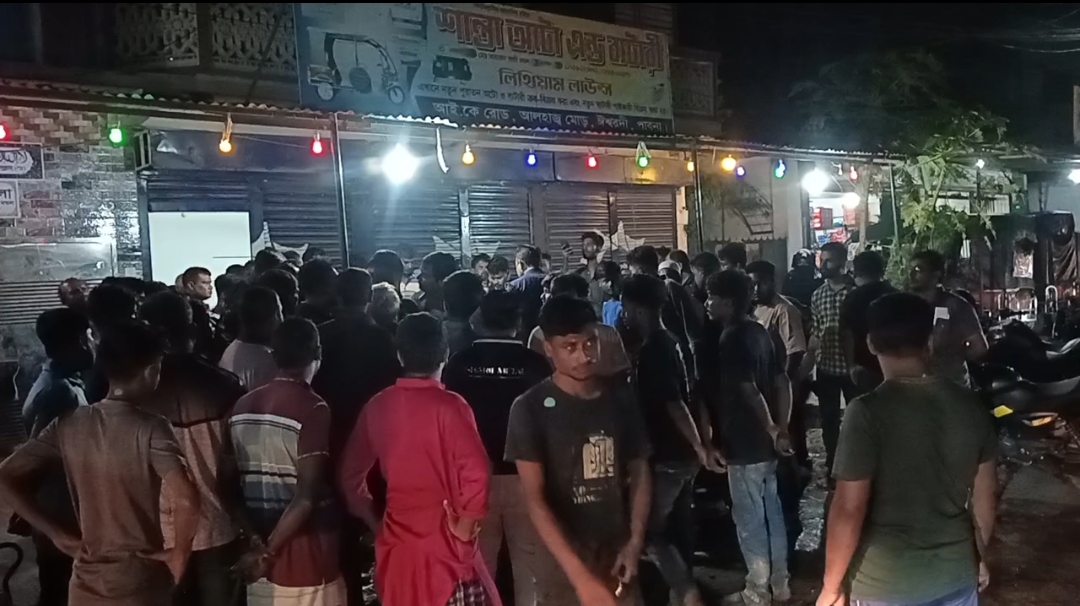 শুক্রবার ছেলের বিয়ে, তার আগেই ট্রাকচাপায় প্রাণ গেল বাবা-মায়ের