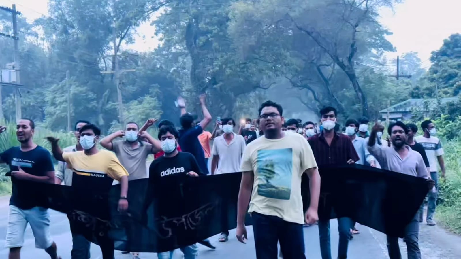 ঈশ্বরদীর মহাসড়কে নিষিদ্ধ সংগঠন ছাত্রলীগের ঝটিকা মিছিল
