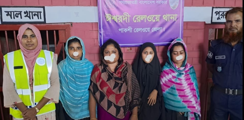 ঈশ্বরদীতে ট্রেনে উঠার সময় নারীর স্বর্ণের চেইন ছিনতাই, ৪ নারী আটক