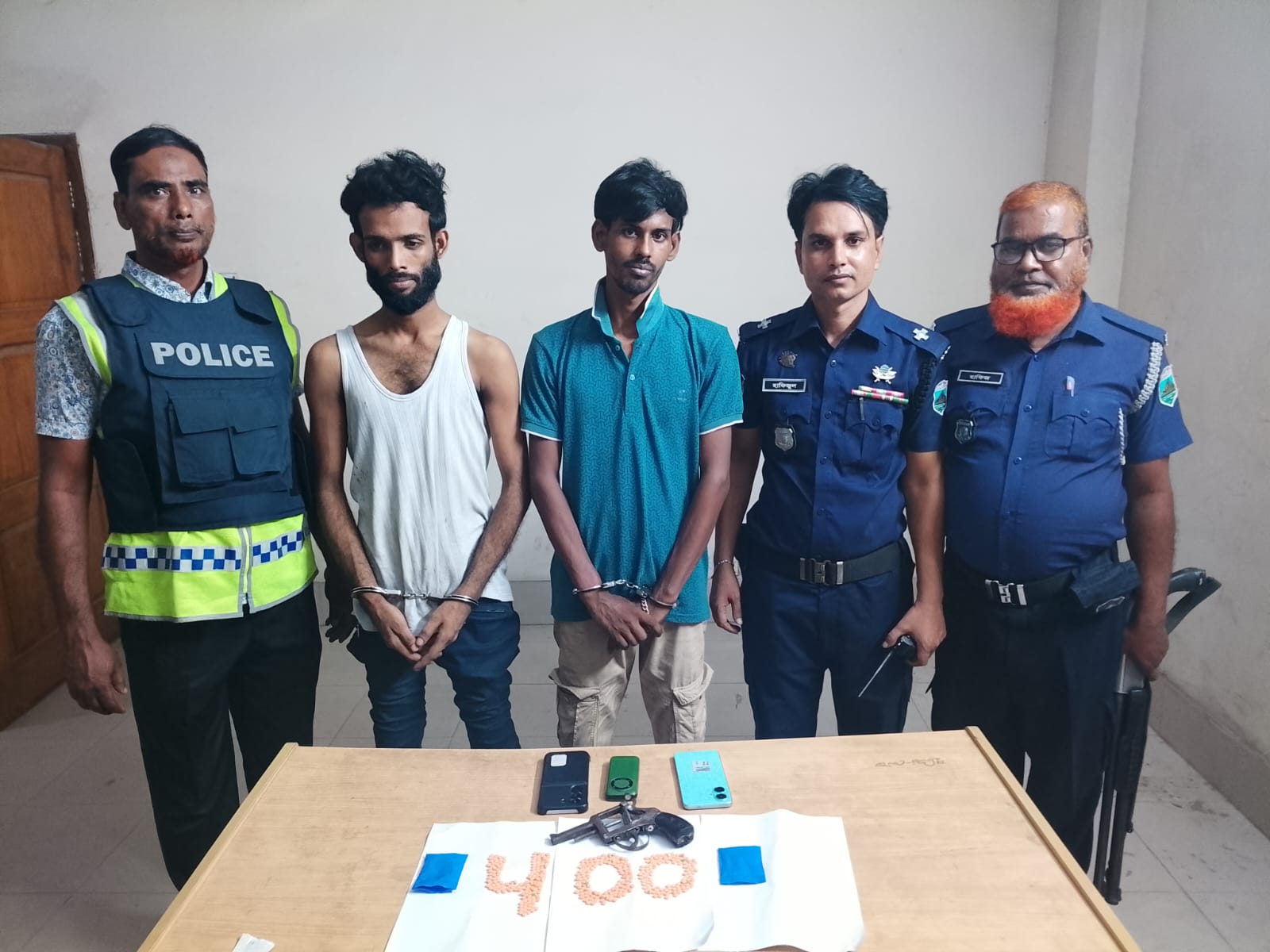 ঈশ্বরদীতে রিভলবার ও ৪০০ পিস ইয়াবাসহ গ্রেপ্তার ২