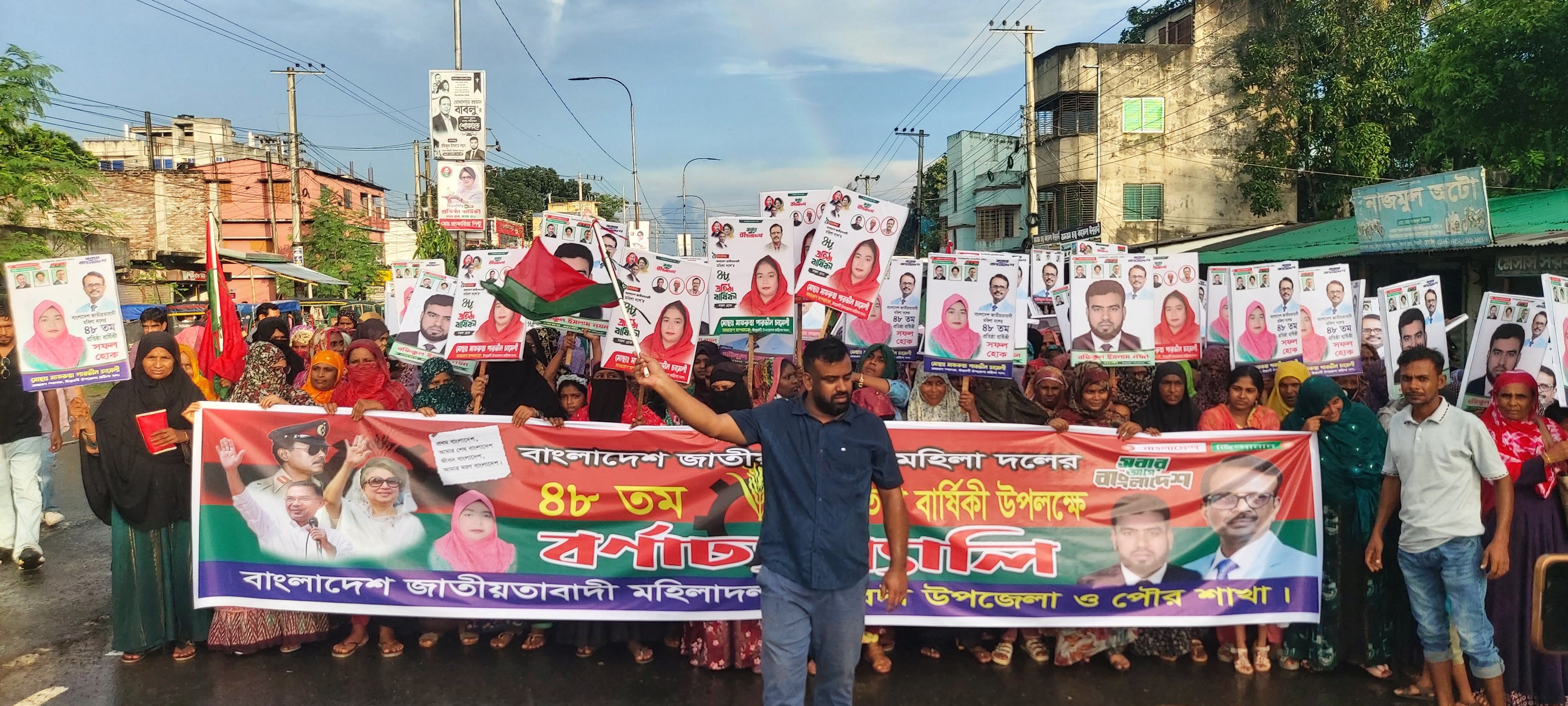 নয়নের নেতৃত্বে মহিলা দলের শোভাযাত্রায় শত শত মানুষের অংশগ্রহণ