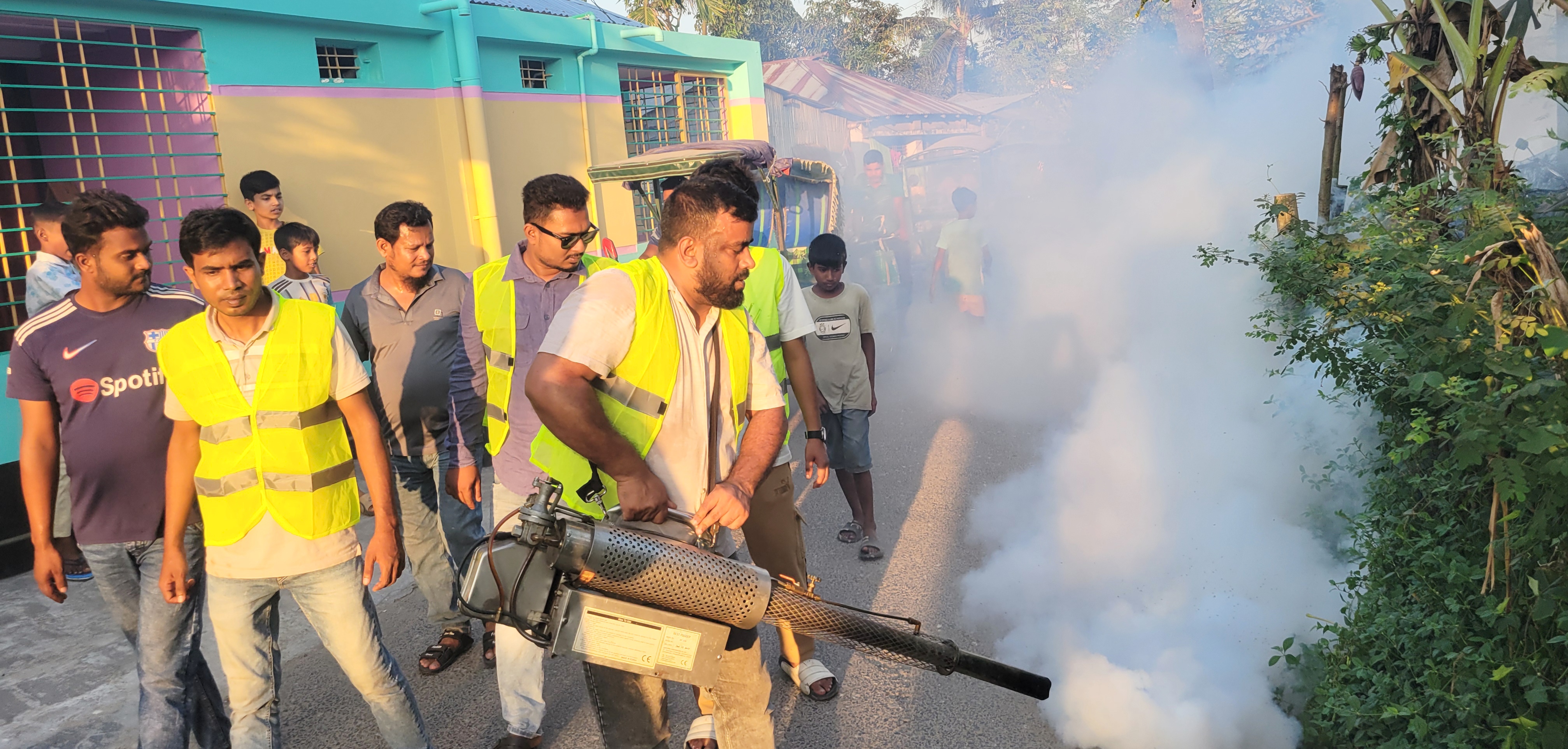 ঈশ্বরদীতে ডেঙ্গু প্রতিরোধে মশক নিধন অভিযান নয়নের