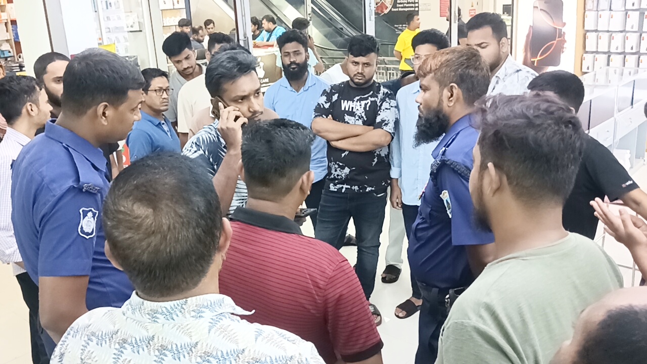 ফেসবুক কমেন্টের জেরে ঈশ্বরদীতে মোবাইলের দোকানে মারামারি