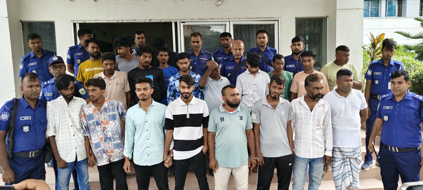 ঈশ্বরদীতে দুটি ওয়ান শুটারগান ও দেশীয় অস্ত্রসহ গ্রেপ্তার ২৩