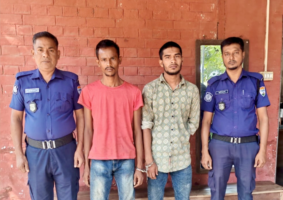 নীলসাগর এক্সপ্রেসের ছাদে যাত্রীর টাকা-ঘড়ি ছিনতাই, গ্রেপ্তার ২