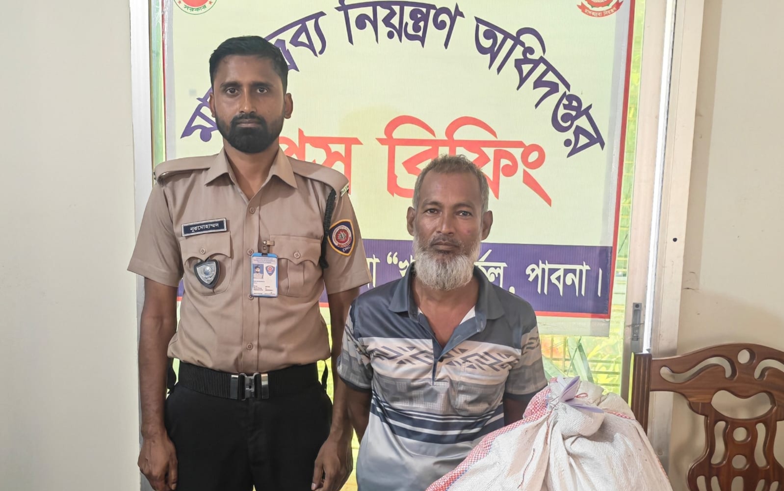 ঈশ্বরদীতে ১৬ লিটার চোলাই মদসহ আটক ১