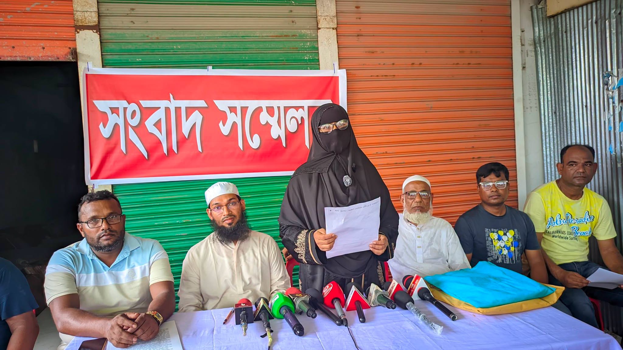ঈশ্বরদীতে বিএনপি নেত্রীর বিরুদ্ধে জমি ও দোকান দখলের চেষ্টার অভিযোগ