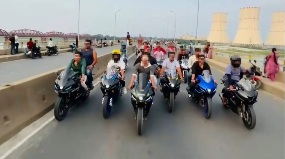 লালন শাহ সেতুতে মোটরসাইকেল রেসিং, প্রতিনিয়ত বাড়ছে দুর্ঘটনার ঝুঁকি