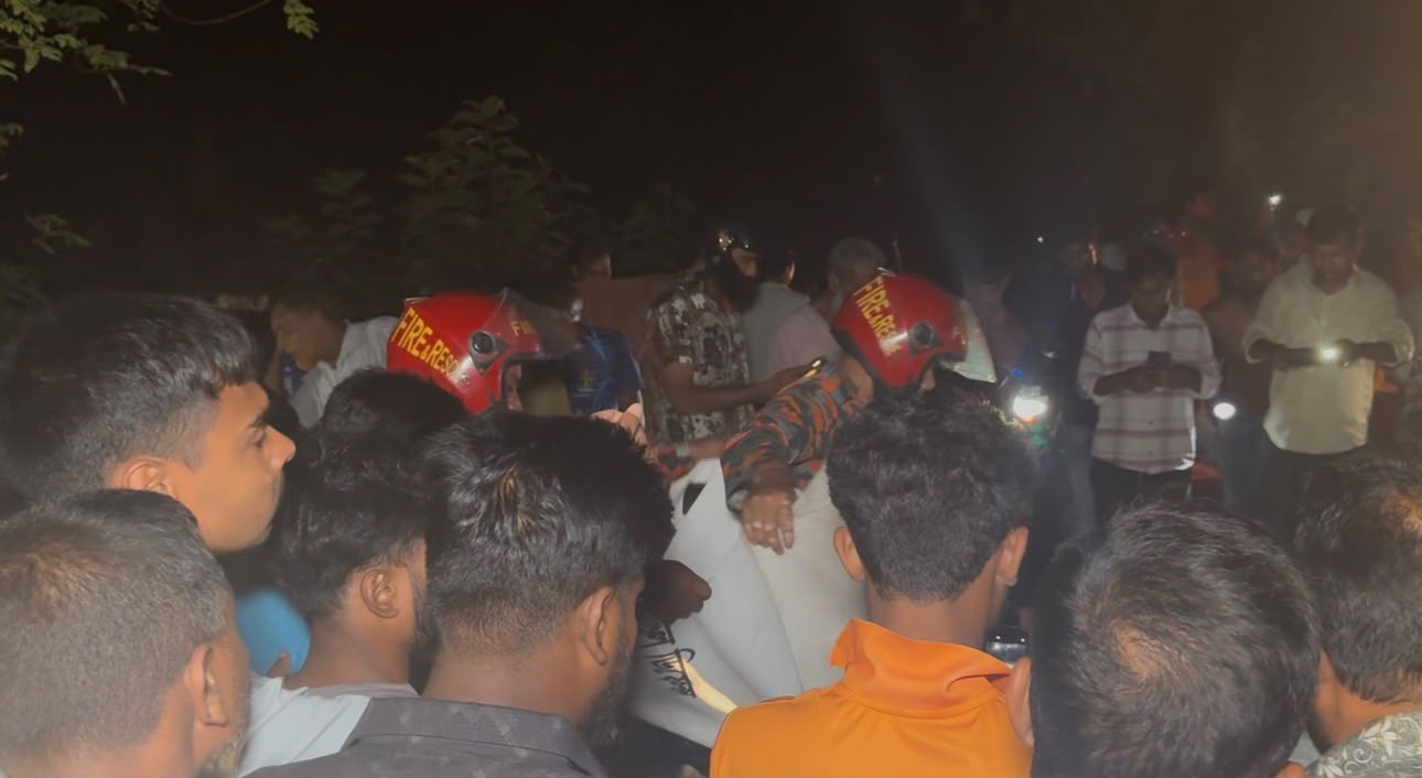 ঈশ্বরদীতে ট্রাক চাপায় শিশুসহ দুইজন নিহত