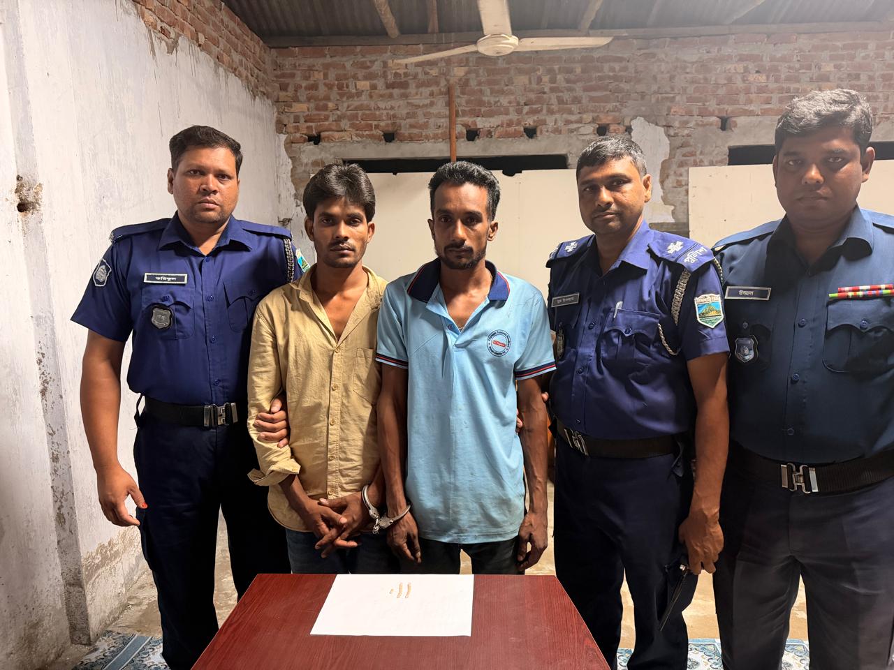 ঈশ্বরদীতে মাদকবিরোধী অভিযানে ১৮ পিস ইয়াবাসহ দুই মাদক কারবারি গ্রেফতার